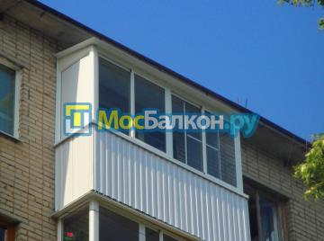 Остекление балкона с монтажом крыши и внешней отделкой